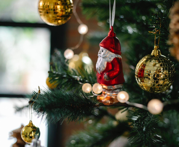 Spreading Cheer in Office Life with Lighted Garland Christmas